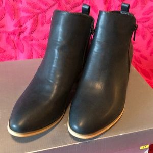 NWOT JG Navy ankle boots.size 11